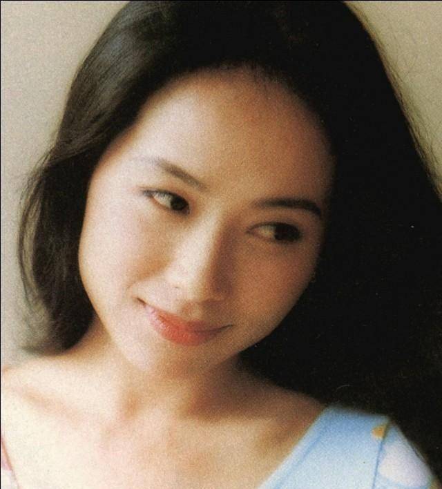 叶童女装k1体育平台如此美丽可怎么也走不出许仙的影子你们觉得叶童美吗k1体育(图2)