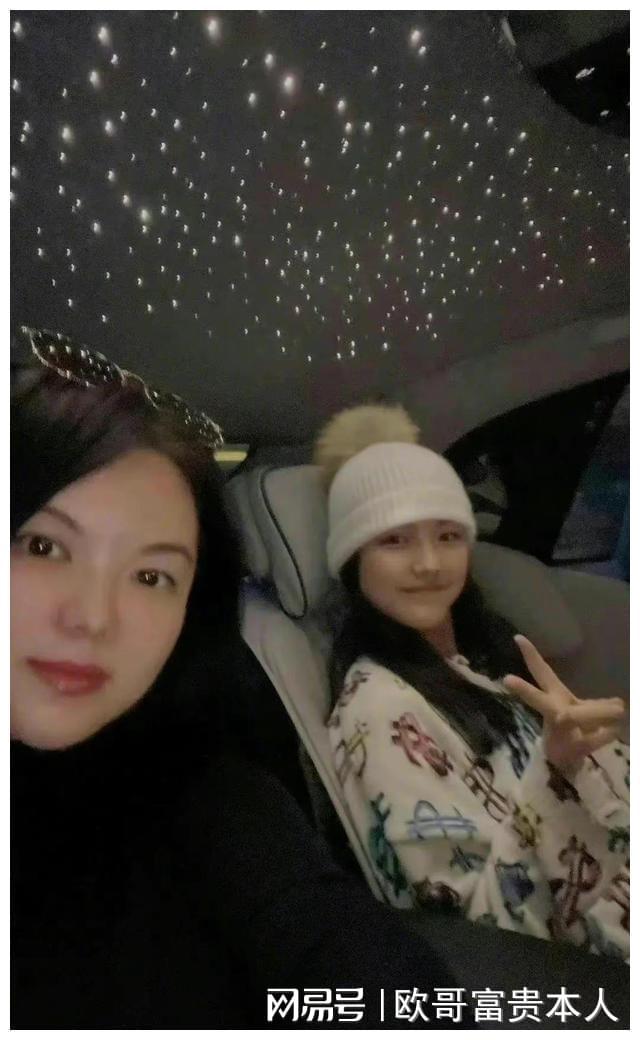 伊能静儿子穿k1体育女装贾静雯女儿戴舌环星二代是毁三观还是勇敢？k1体育平台(图22)